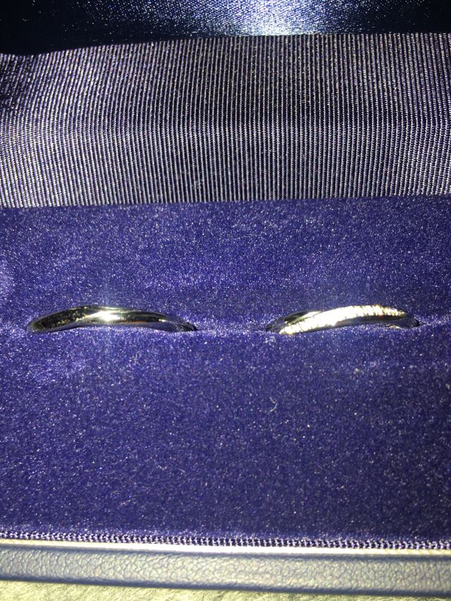 光の帯のような星の輝きを流れる地金のラインで表現