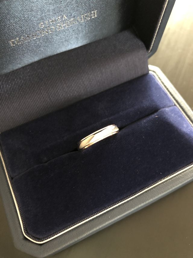 リング中央に、小さいダイヤが３つならんでいます。