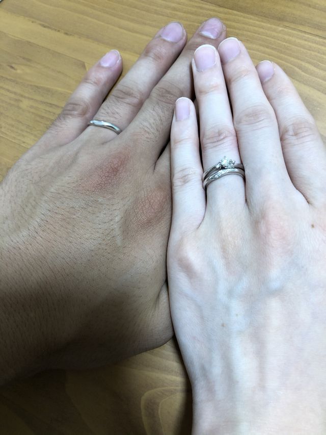 結婚指輪と重ね付けした時の写真です。
