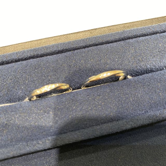 ダイヤモンドが反射してますが
綺麗な指輪でした。