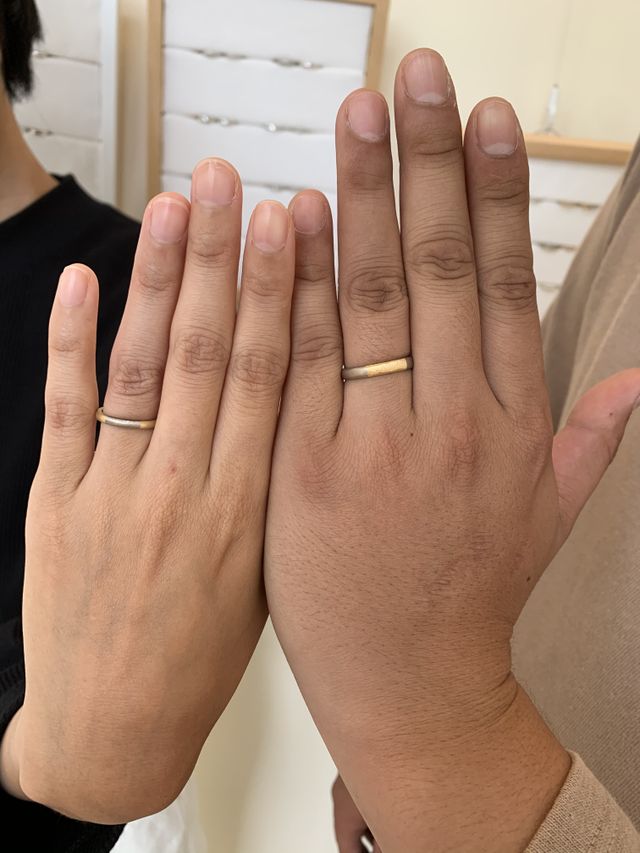 イエローゴールドとシルバーの指輪です。