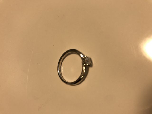 シンプルなデザインなので、ダイヤが目立ちます。