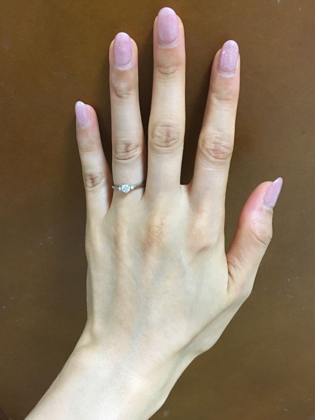 ストレート　センターダイヤに2石のメレダイヤ