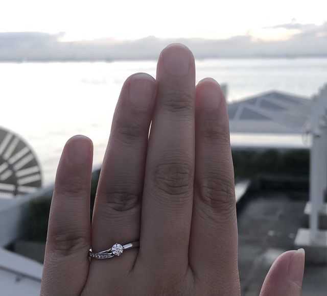 メインのダイヤの横に小ぶりのダイヤがあってとても可愛い！