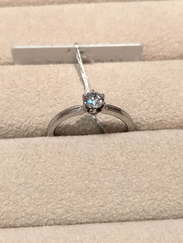 エンゲージリング。リングのミル打ちの部分が特に気に入った。