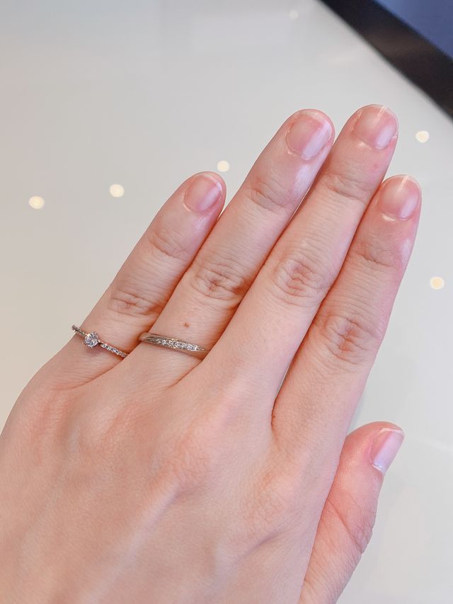 細かいダイヤの輝きが見られるシンプルなデザイン