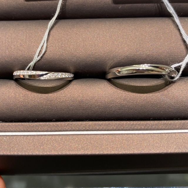 斜めにラインが入った結婚指輪