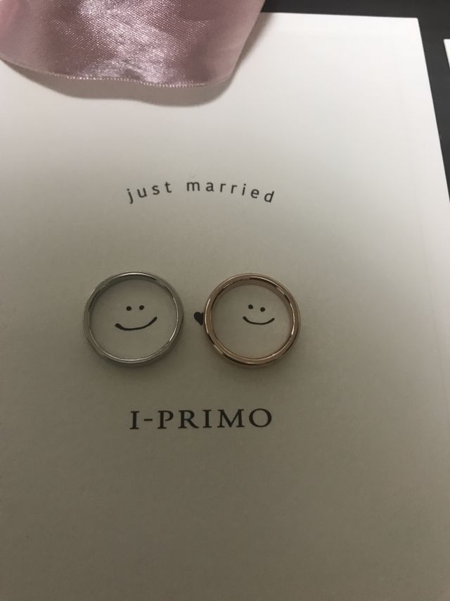 プラチナとピンクゴールドのシンプルなデザインです