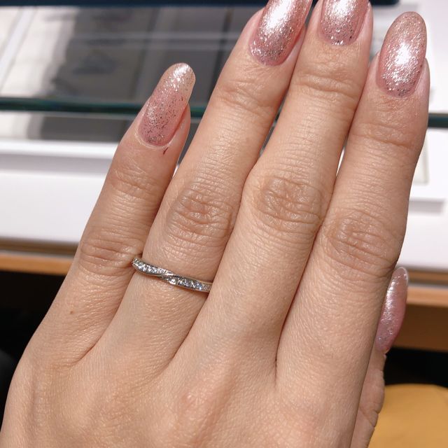 ダイヤ埋込タイプで引っ掛かりもなく着けやすい。