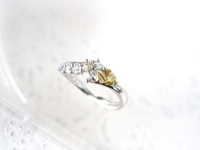 メインの横に果物をイメージしたイエローダイヤと葉っぱを添えて