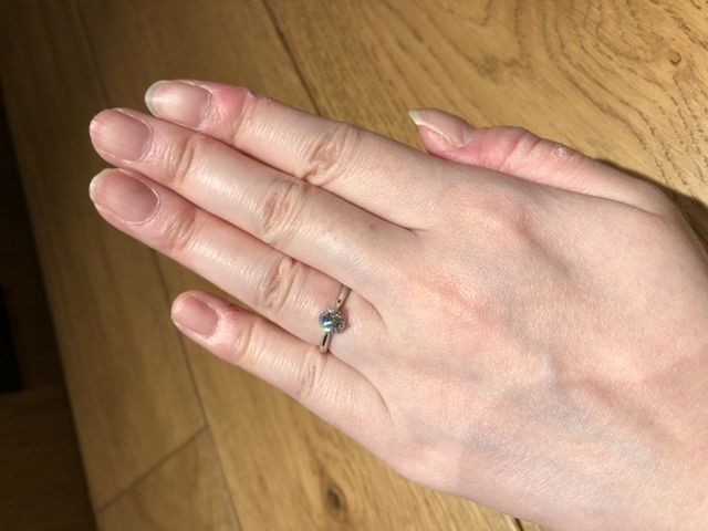 ダイヤが大きく見えるデザインです