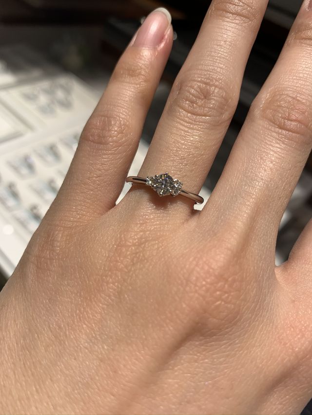 リング全体が細いです。中心のダイヤのサイドにも石がついてます