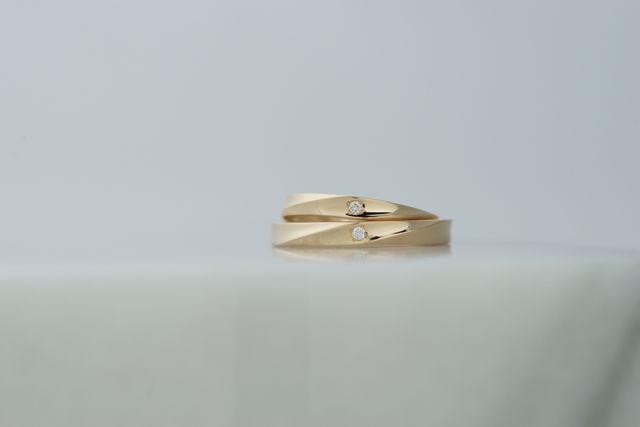 ダイヤの面は鏡面、まわりはマットにしました