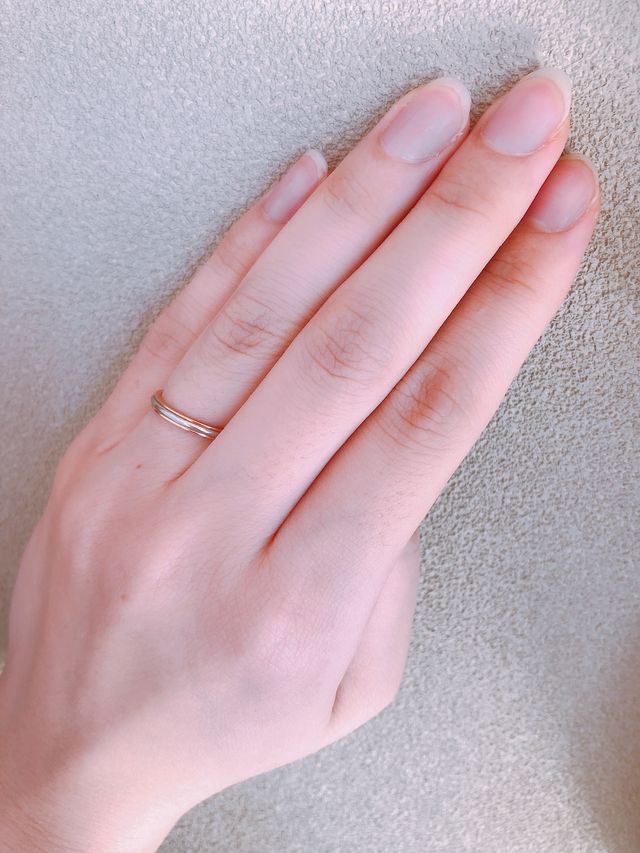 シンプルなデザインです。フチはイエローゴールドです。