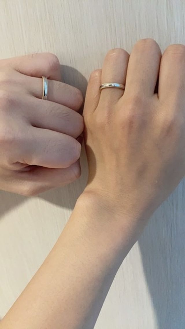 フチがゴールドのミル打ちになっており、肌馴染みが良いです！