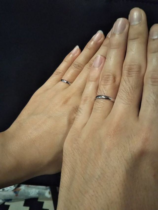 指輪を付けた状態の写真です。