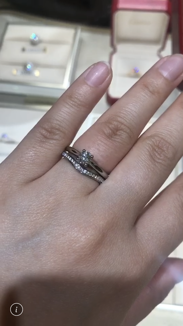 試着時　婚約指輪と一緒に