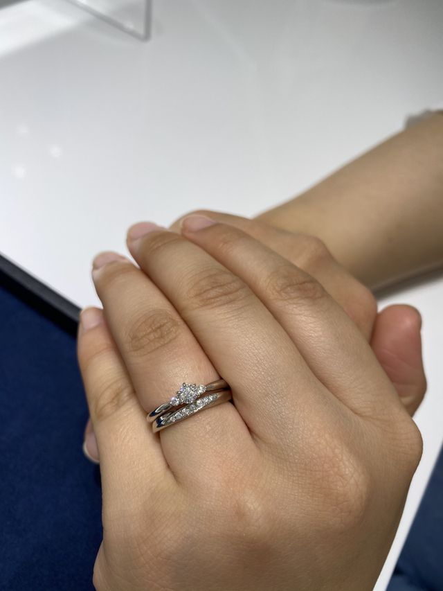 婚約指輪に合わせて着けてみました。