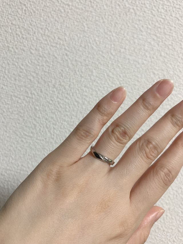 ダイヤが部分的についているのでキラキラして可愛いです。