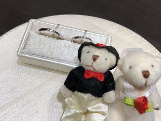 指輪はウェーブのデザインで女性の指輪には輝きがある。