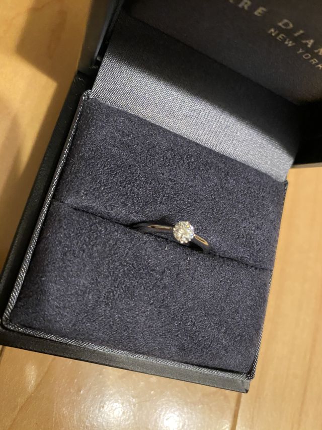 プロポーズ用の薄いケースから移し替えたときの写真です