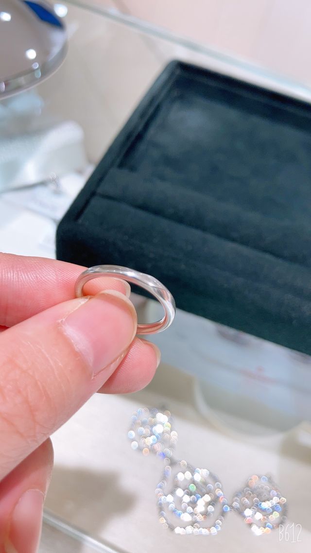 2本ラインが入ったフローラの結婚指輪です。