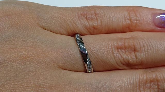 メレダイヤが斜めに配置され、ゴージャスながら繊細なデザイン。