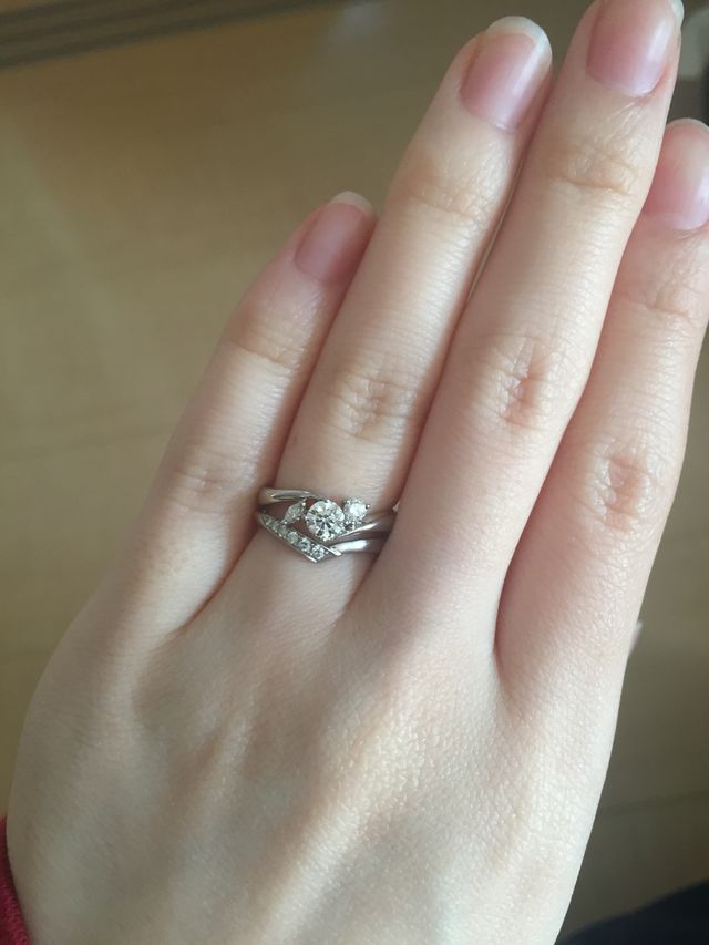 結婚指輪との二重付けです。