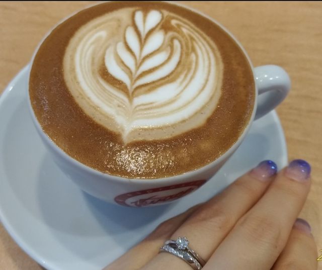 リングが細く、ダイヤモンドが目立ち、結婚指輪とも相性が良い。