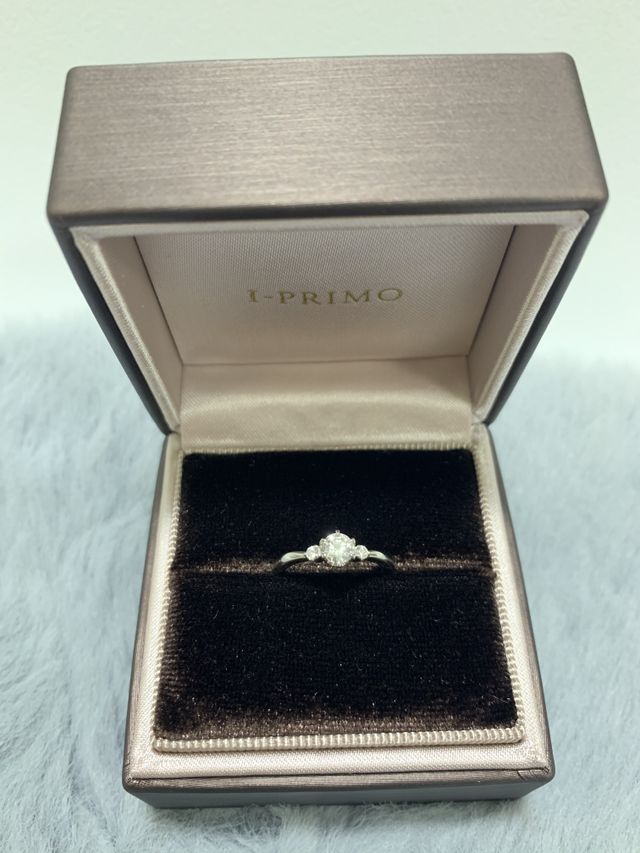 センターのダイヤをより輝かせてくれる両端のダイヤが可愛い！