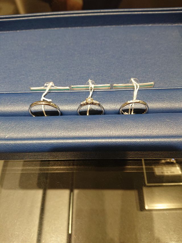 結婚指輪と婚約指輪です。