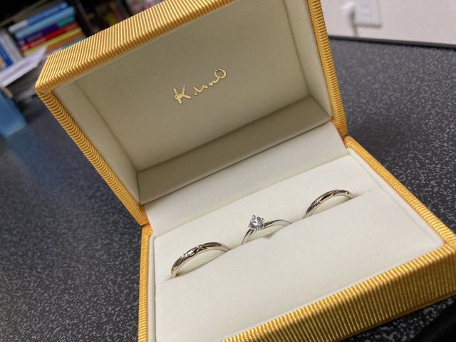 真ん中の婚約指輪は別物ですが両端がセミオーダーの指輪です。