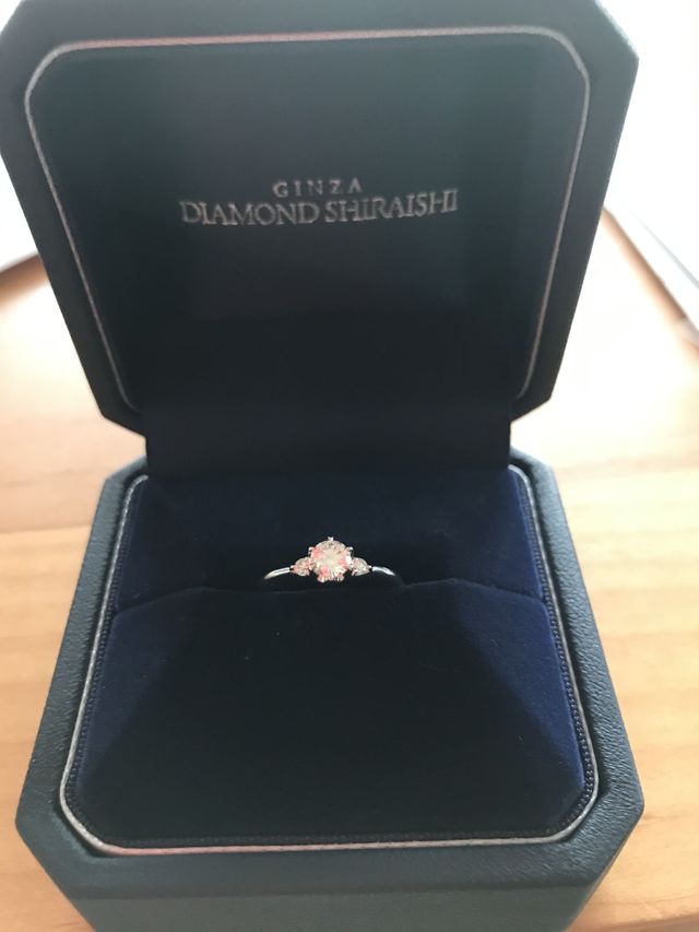 ※スマホケースの赤色が石に反射しています。