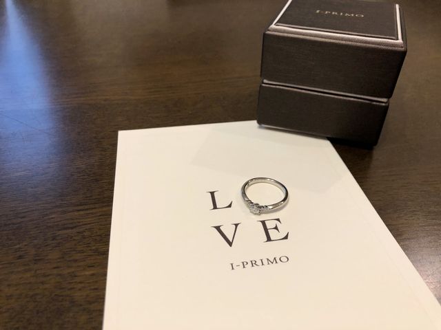 アイプリモで頂いた紙の上に載せて撮影したものです。