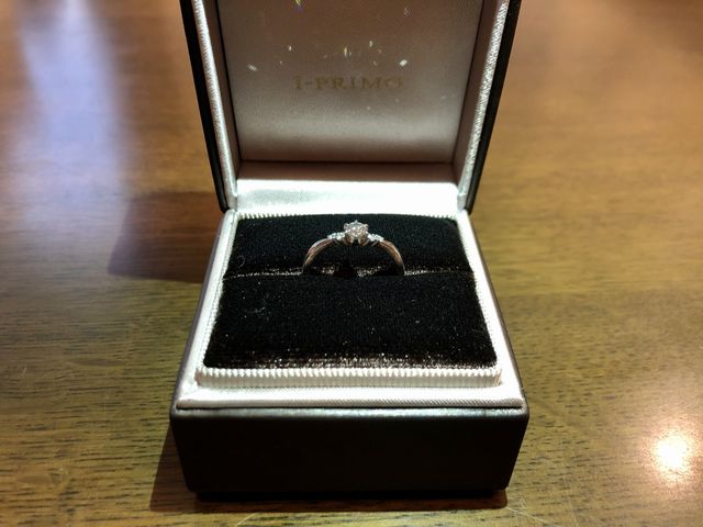 上からライトを当ててダイヤの反射の様子を撮影しました。