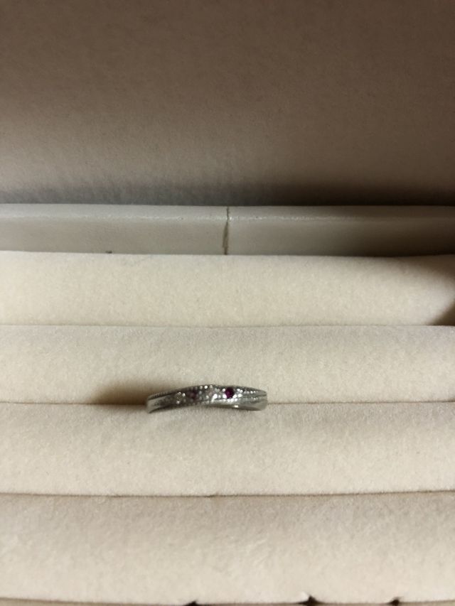 ダイヤと2人の誕生石を入れていただきました。