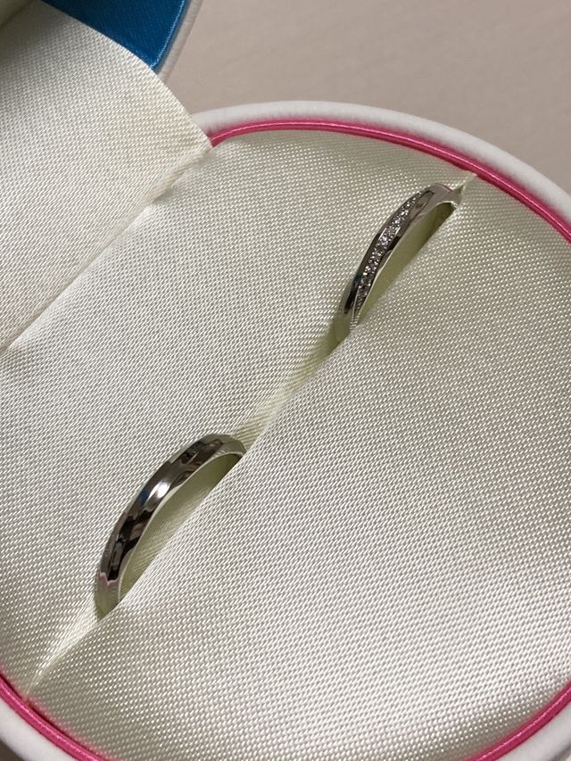 ケースに入れた状態の指輪です。