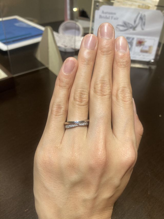 婚約指輪を下につけて、上に結婚指輪をつけました。