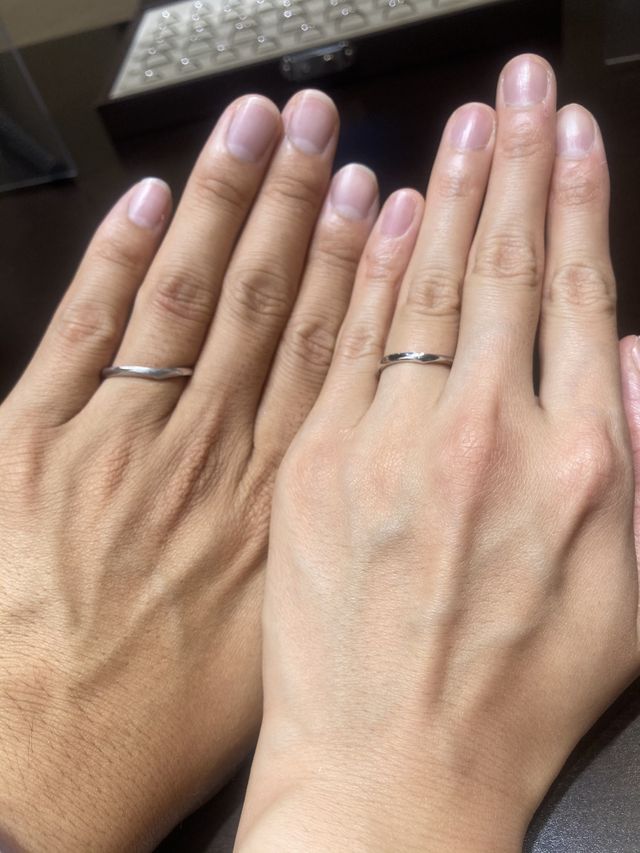 ペアで浅いv字タイプの指輪を選びました。