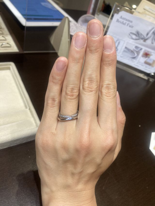 結婚指輪のv字を反対につけて、婚約指輪をと重ね付けしました。