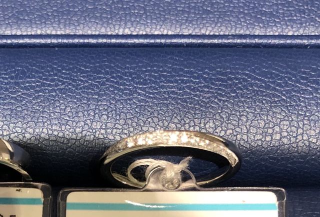 キラキラ輝くこちらのリングに決めました