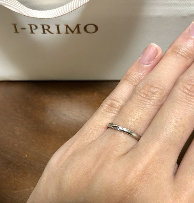 ダイヤモンドが指輪の側面からも見えるウェーブタイプ。