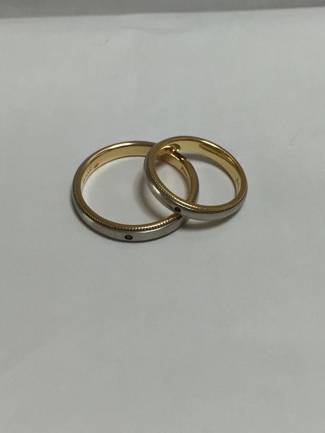 反対側には好きな色の石を入れ、ガーネットとブルーダイヤです。