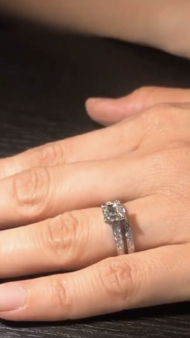 この写真は結婚指輪との重ね付けをしています。