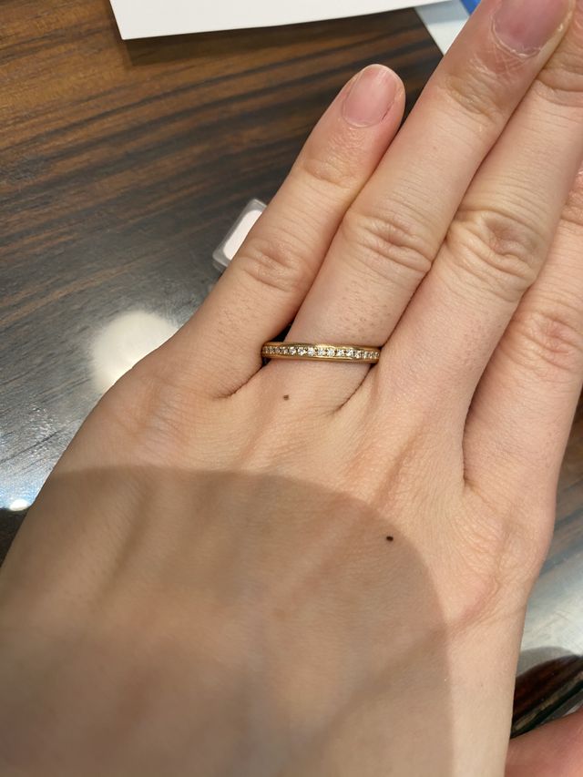 プラチナとは違ってゴールドの指輪を試着。