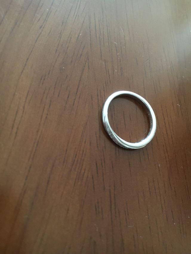 女性用のリングです。ナチュラルで細く見えるデザインです。