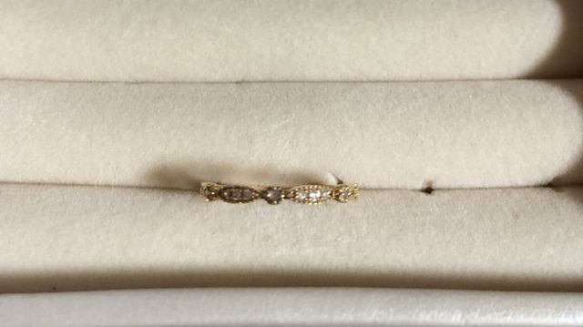 ストーンが全周にあるリングです。