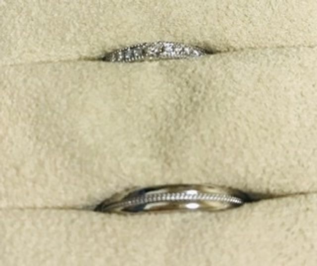 ひとつの小さいダイヤを、半分個にして埋めてあるペアリングです