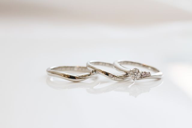 新郎結婚指輪（左）新婦結婚指輪（中）新婦婚約指輪（右）