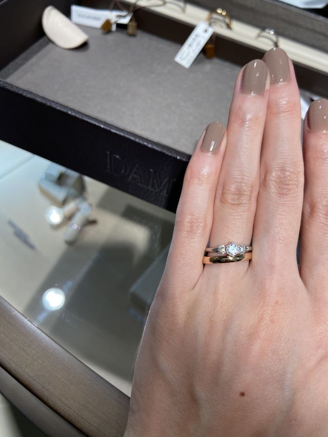 シンプルなマリッジリング。